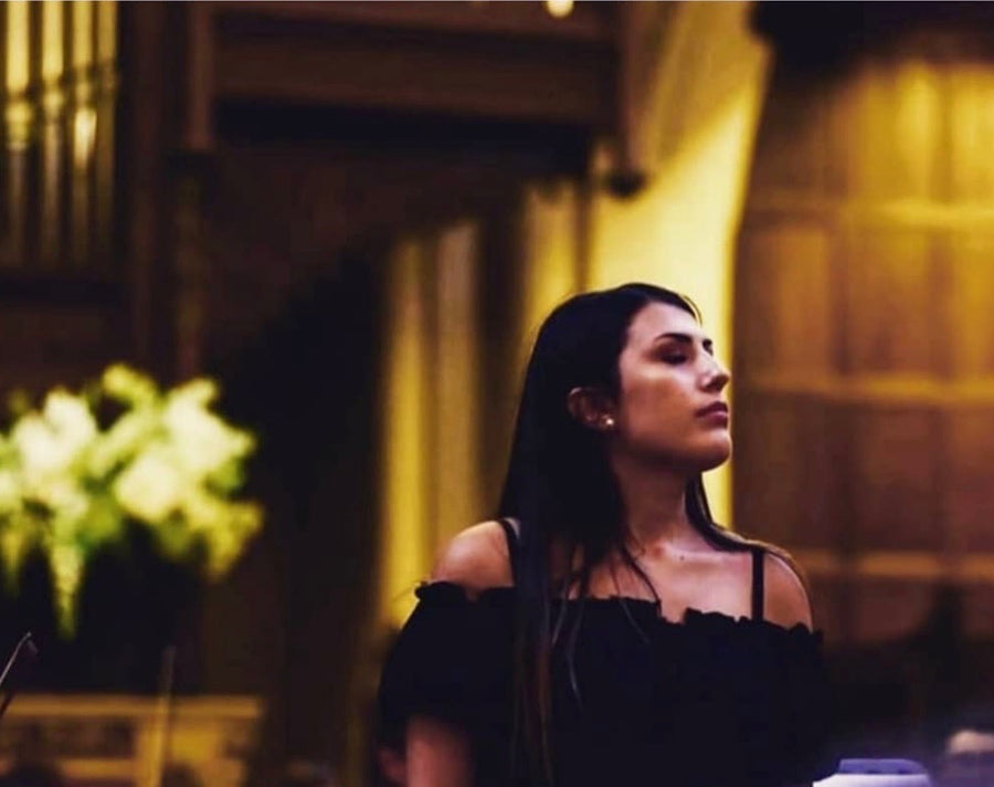 Ivana canta con pianoforte